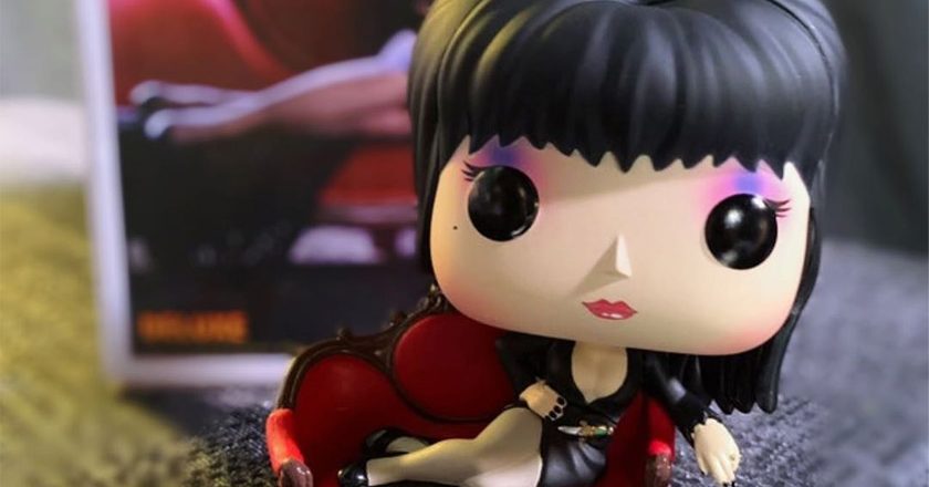 Elvira Deluxe Pop! figure