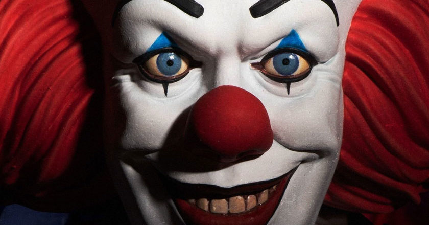 Closeup of the face of the MDS Deluxe Pennywise figure