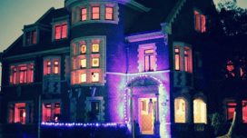 Fromt of the American Horror Story Murder House at night