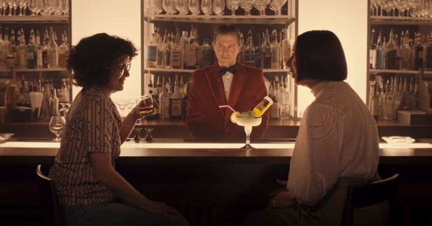 Tina Fey, Alex Moffat, and Maya Rudolph at a bar in SNL closing sketch "The Maya-ing"