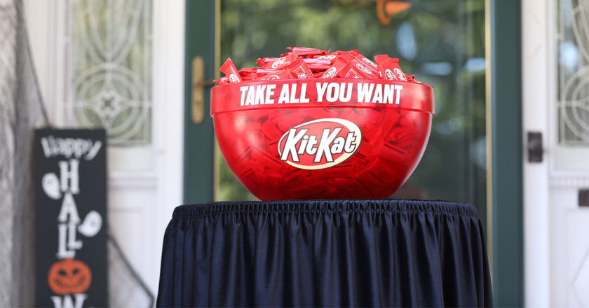 The Never-Ending KIT KAT® Trick-or-Treat Bowl sits on a table on a porch