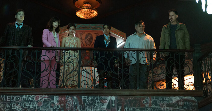 Maribel Verdú, Carla Adell, Juan Carlos Remolina, Adriana Paz, Dagoberto Gama, and Fernando Becerril stand on a balcony in DEATH’S ROULETTE