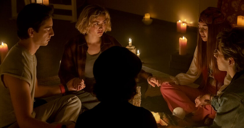 Milo Manheim as Wally, Peyton List as Maddie, RaeAnne Boone as Dawn, Nick Pugliese as Charley and Sarah Yarkin as Rhonda hold a seance in season 1, episode 7 of SCHOOL SPIRITS