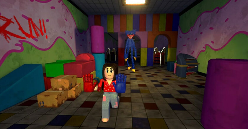 A Roblox player runs from Huggy Wuggy in "Poppy Playtime Forever"