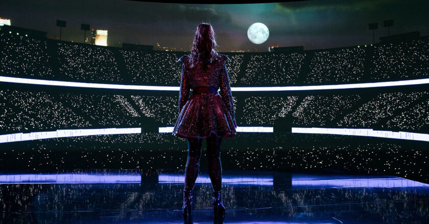 Vampirina stands on stage facing a stadium crowd in the pilot to "Vampirina: Teenage Vampire."